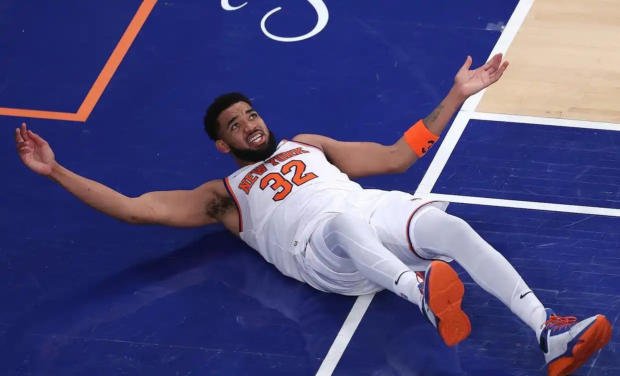 尼克斯轻取阿根廷男篮，特雷杨三分雨点燃全场