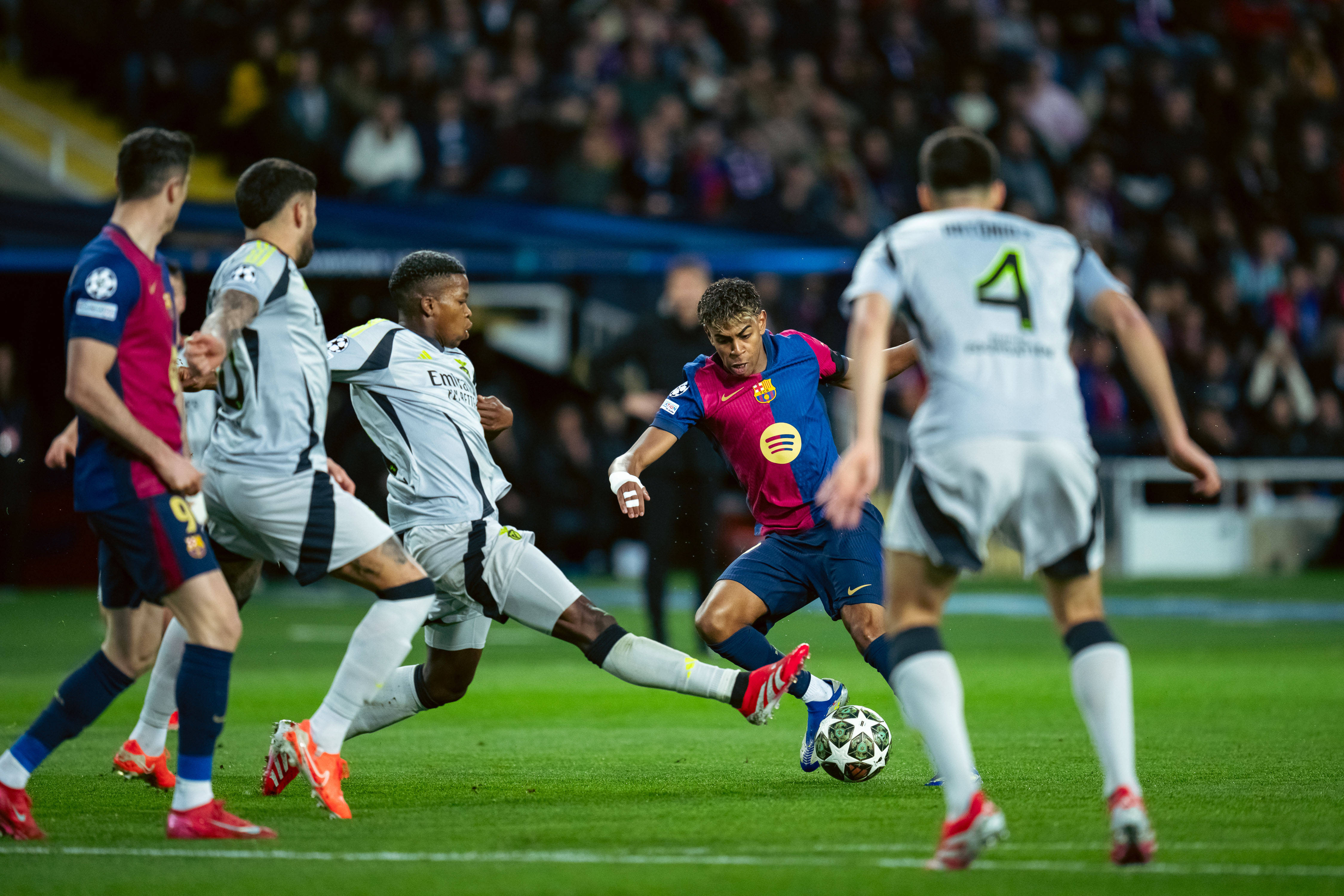 关于皇家马德里遭遇巴塞罗那现实，西甲霸主尴尬连连的信息