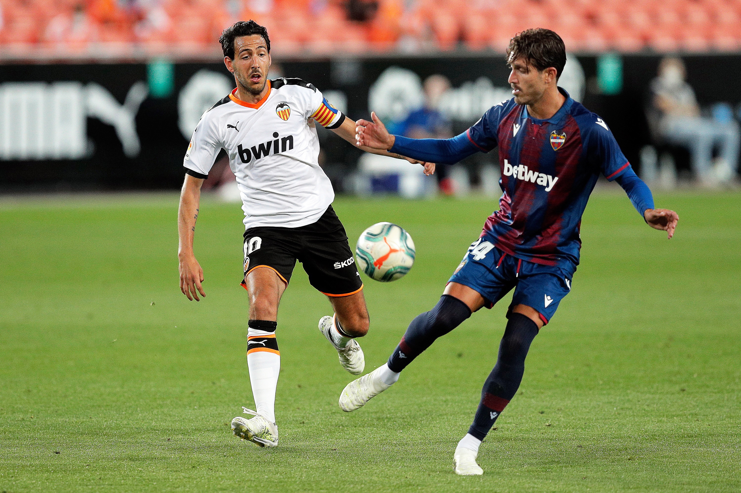 包含格拉纳达取胜，继续在西甲别具一格的词条