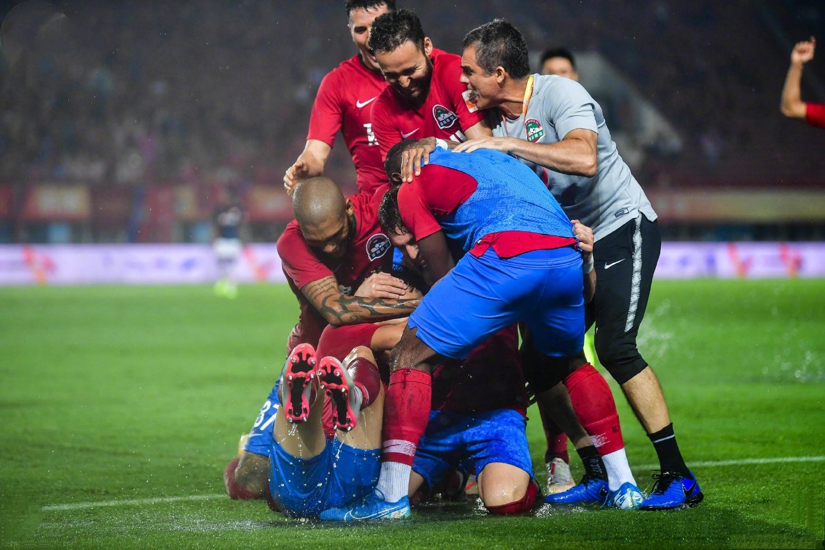 包含江苏苏宁气贯长虹，豪取三分！的词条