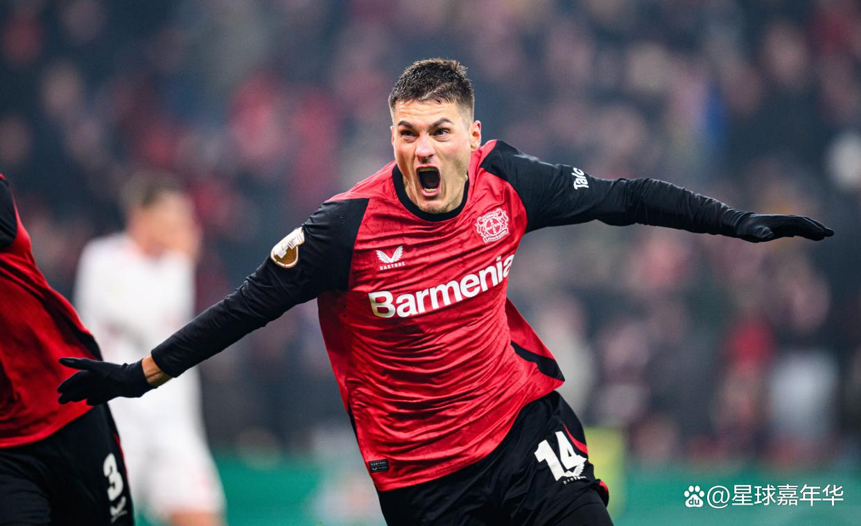 沃尔夫斯堡后卫屡次出击，阵容整齐稳固如铁