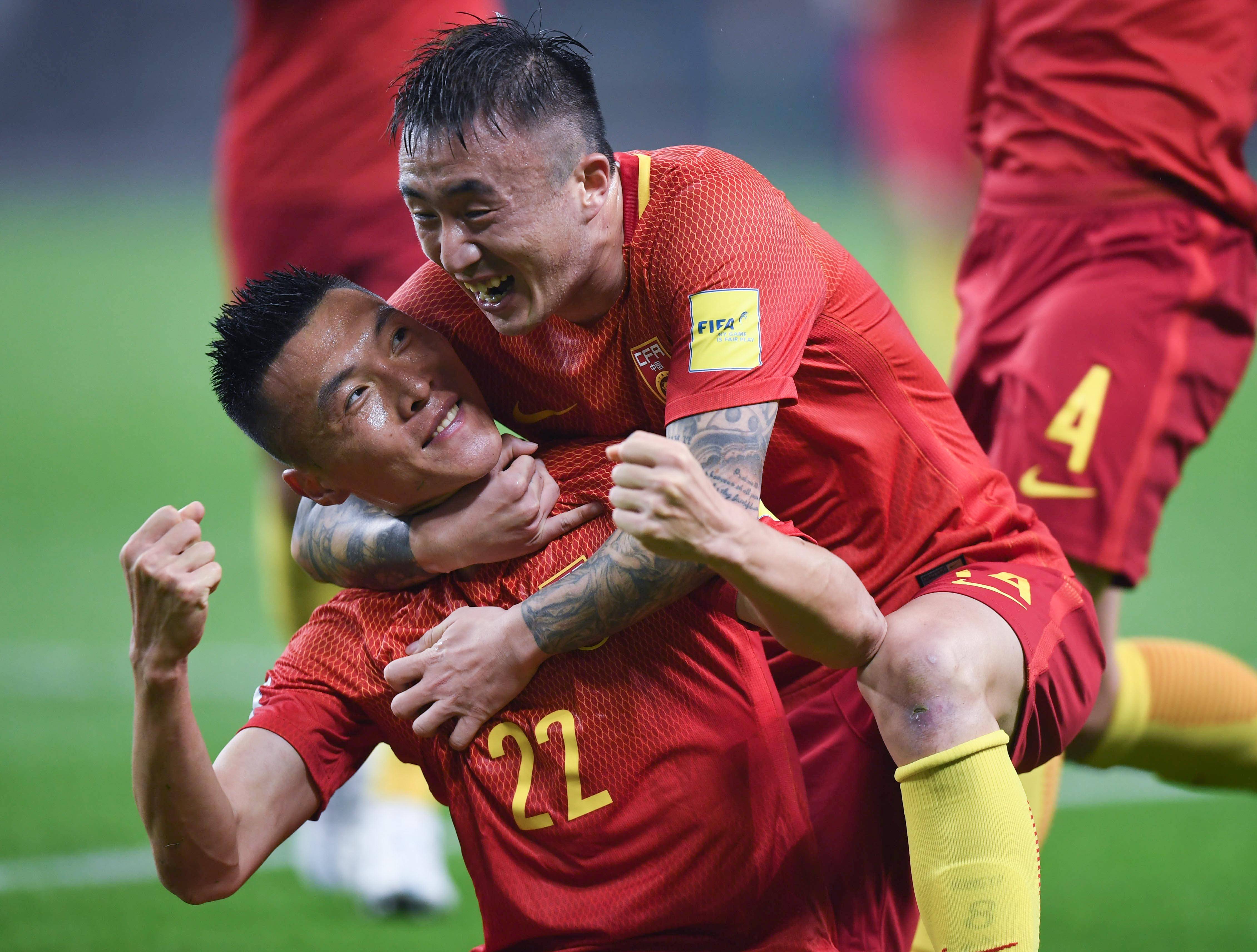 包含中国足球联赛火热展开，球队实力逐渐显露的词条