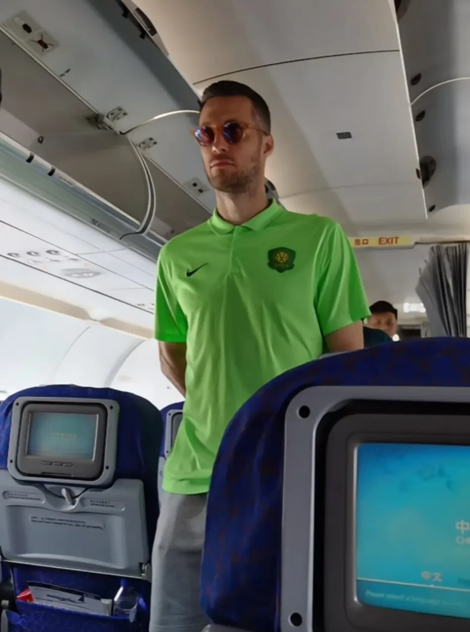 包含传奇巴西前锋加盟北京国安，为球队注入活力的词条