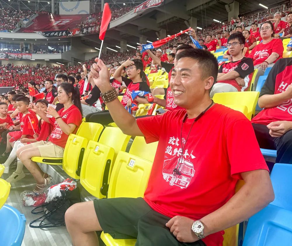 激情澎湃!足球场上争分夺秒,观众热情高涨的简单介绍 激情澎湃!足球场上争分夺秒,观众热情高涨的简单介绍