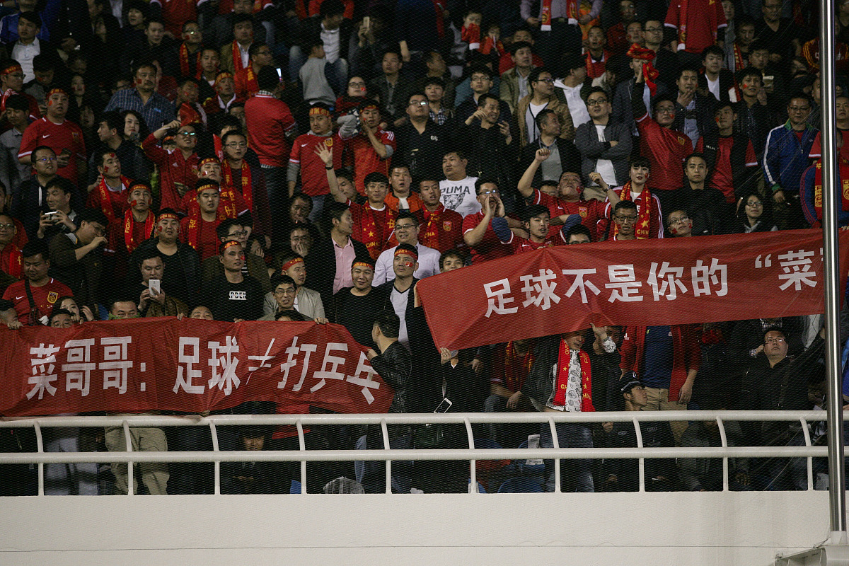 激情澎湃!足球场上争分夺秒,观众热情高涨的简单介绍 激情澎湃!足球场上争分夺秒,观众热情高涨的简单介绍