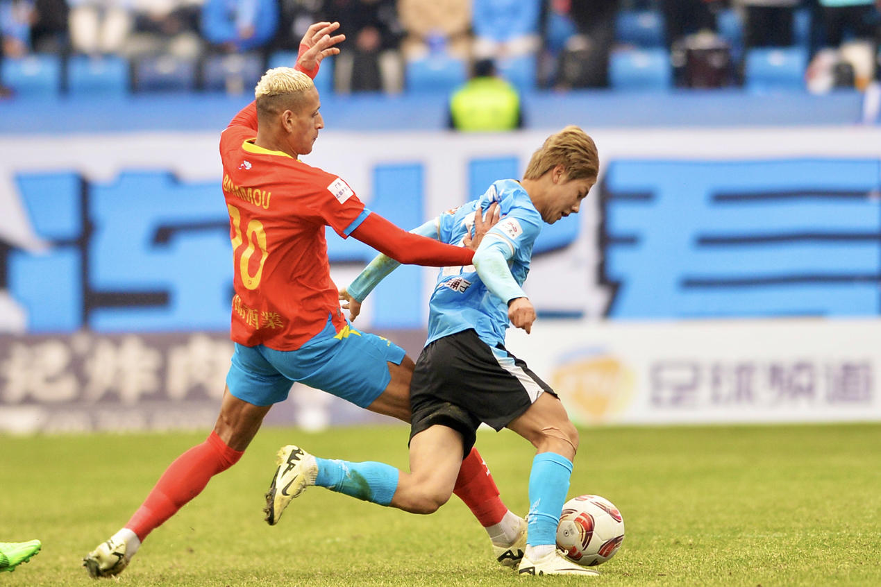 包含精彩进球连连，观众看得眼花缭乱的词条