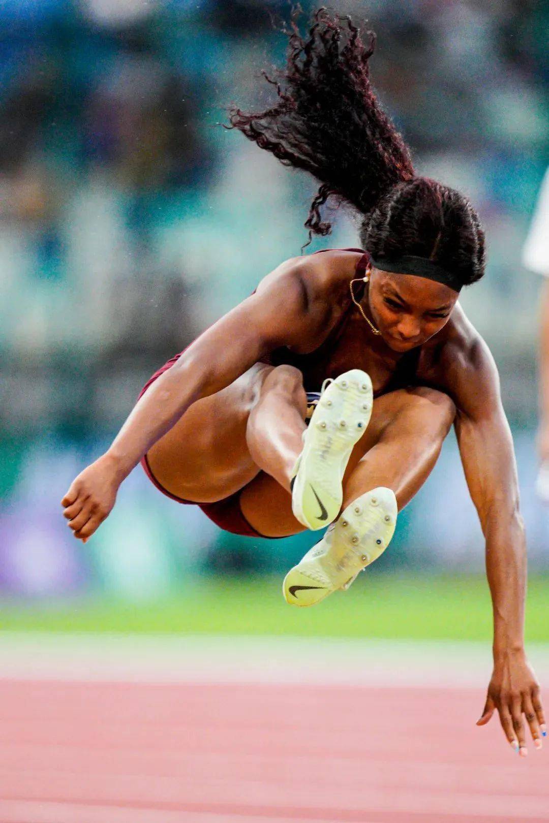 关于丹麦田径选手在跳高比赛中登顶的信息