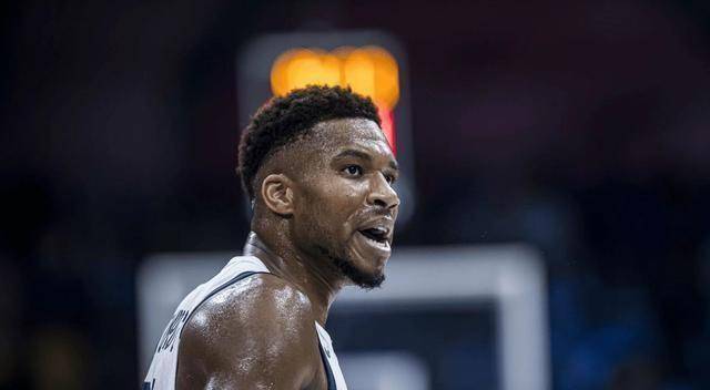 关于塞尔维亚男篮鏖战勇士B队，字母哥惊艳世界的信息