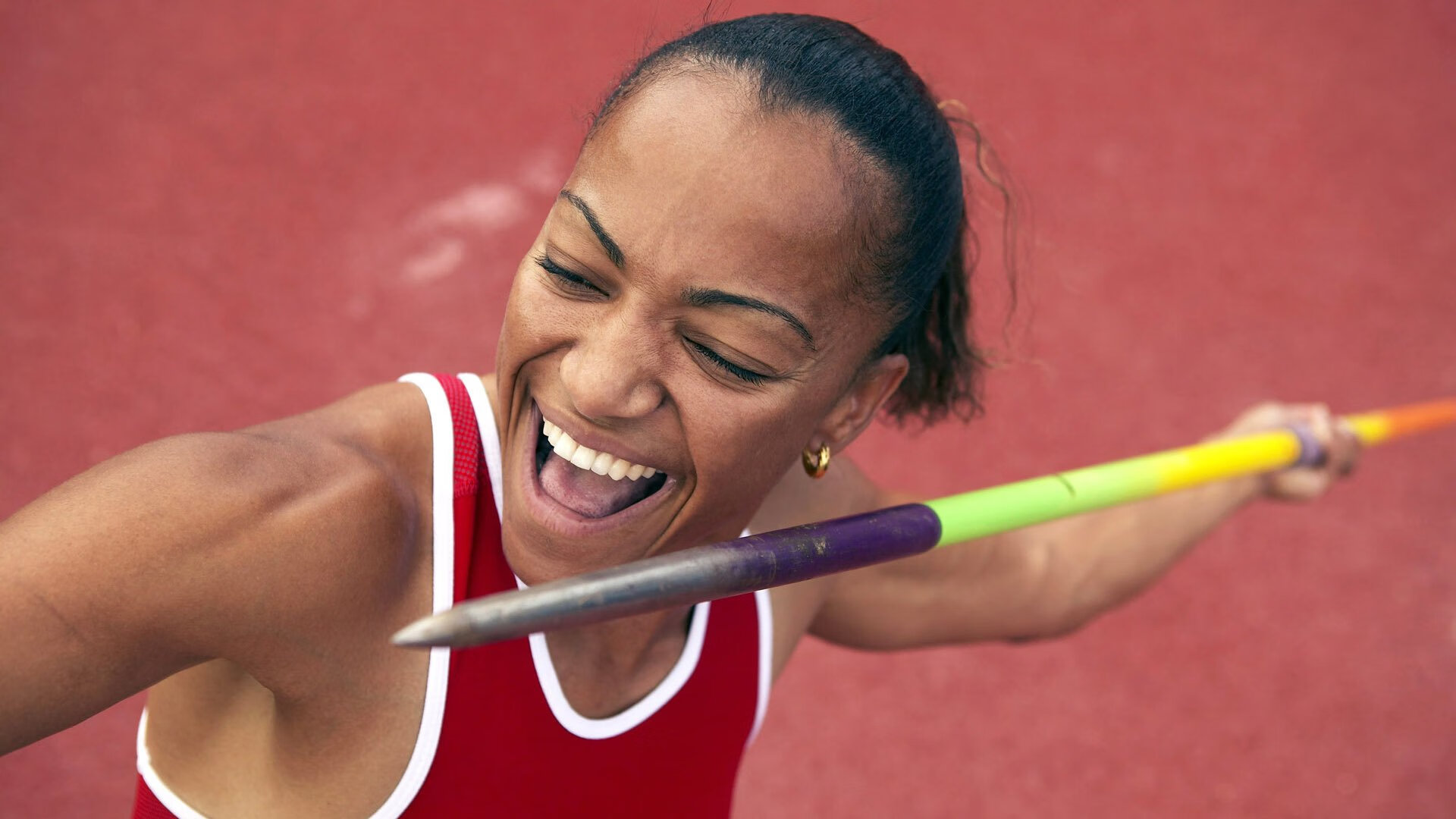 赛道上的逆袭，哈斯车队险胜梅赛德斯，拉塞尔惊艳四座